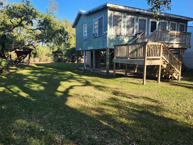 176 Smith Ln, Grand Isle, LA 70358