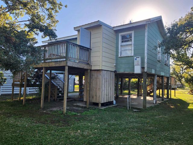 176 Smith Ln, Grand Isle, LA 70358