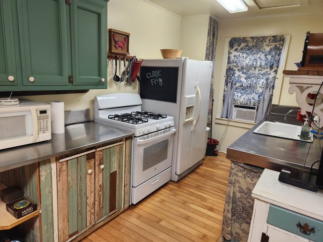 176 Smith Ln, Grand Isle, LA 70358