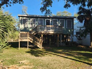 176 Smith Ln, Grand Isle, LA 70358