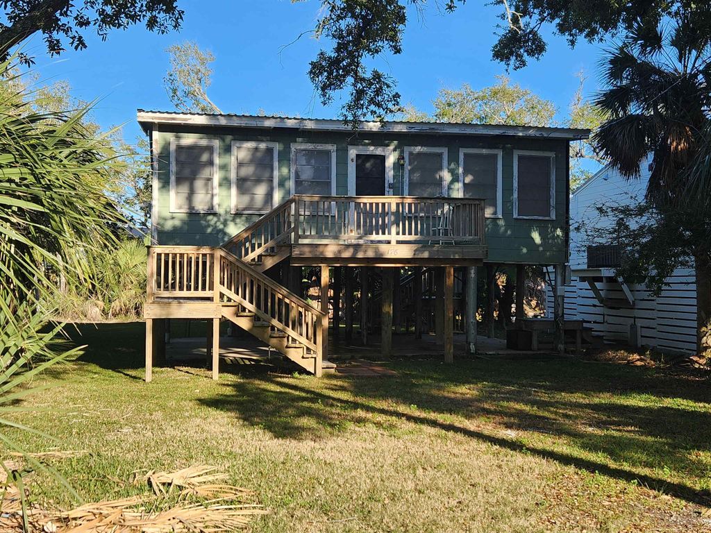 176 Smith Ln, Grand Isle, LA 70358
