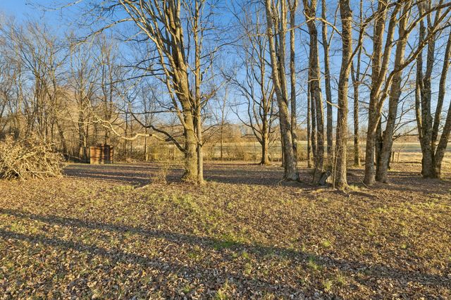 1337 Oaklawn Rd, Chapmansboro, TN 37035