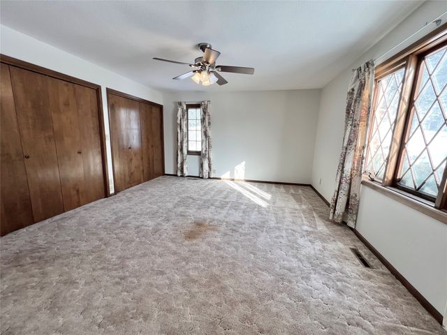 1307 W 15th Street Place S, Newton, IA 50208