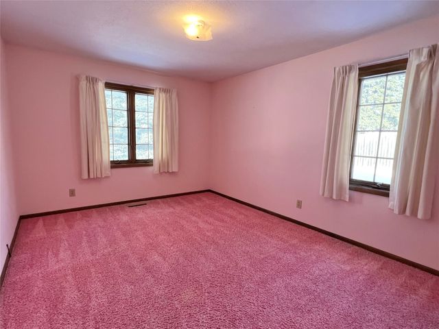 1307 W 15th Street Place S, Newton, IA 50208