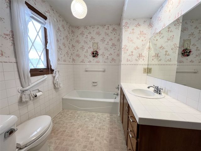 1307 W 15th Street Place S, Newton, IA 50208