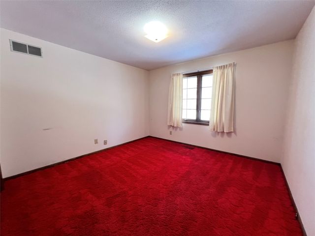 1307 W 15th Street Place S, Newton, IA 50208