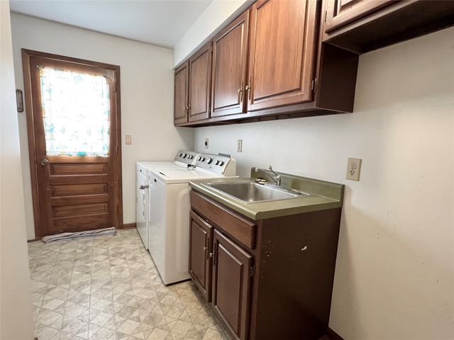 1307 W 15th Street Place S, Newton, IA 50208