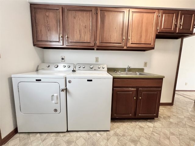 1307 W 15th Street Place S, Newton, IA 50208