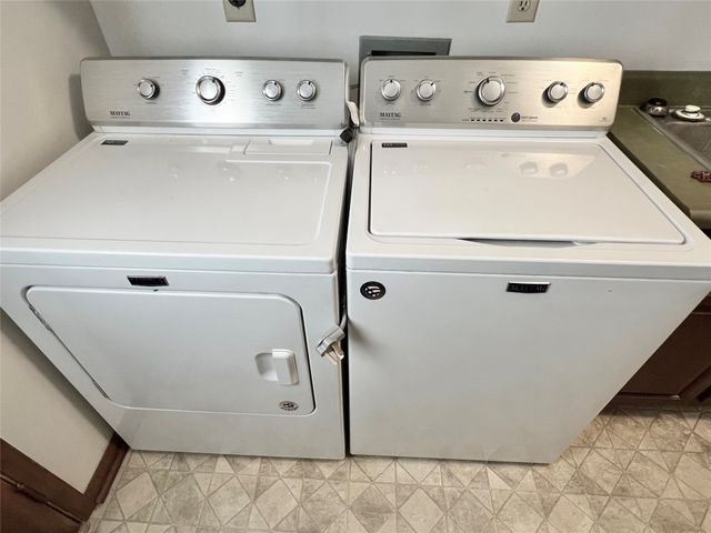 1307 W 15th Street Place S, Newton, IA 50208