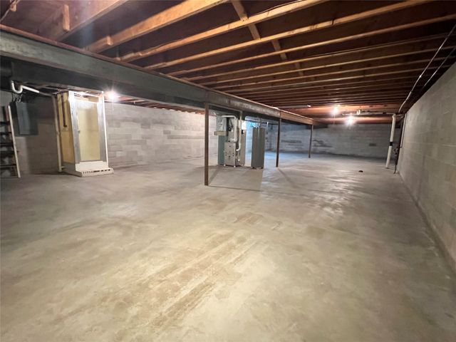 1307 W 15th Street Place S, Newton, IA 50208