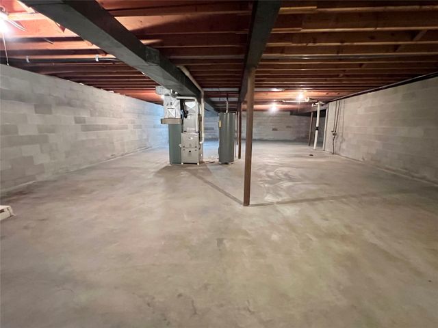 1307 W 15th Street Place S, Newton, IA 50208