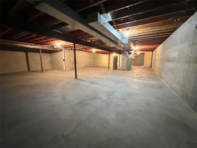 1307 W 15th Street Place S, Newton, IA 50208