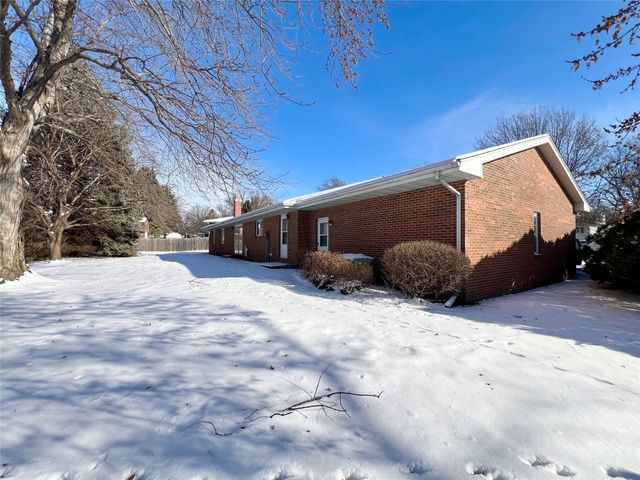 1307 W 15th Street Place S, Newton, IA 50208