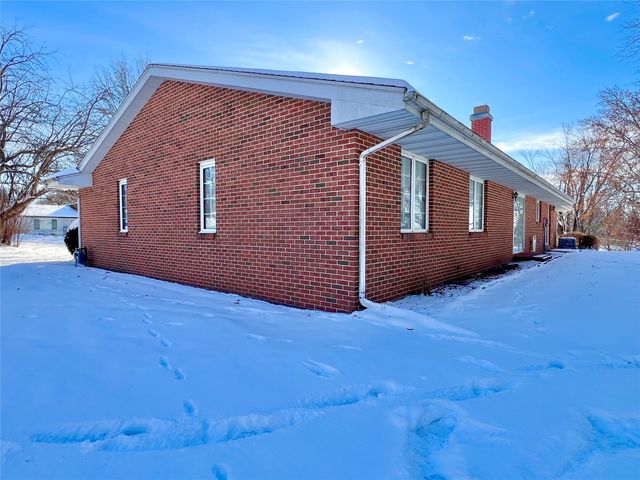 1307 W 15th Street Place S, Newton, IA 50208