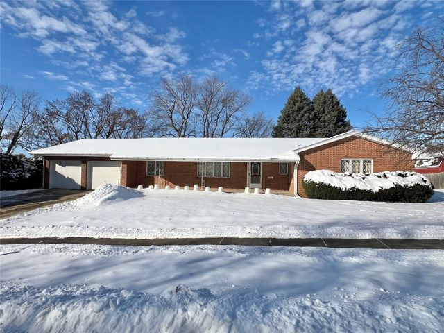 1307 W 15th Street Place S, Newton, IA 50208