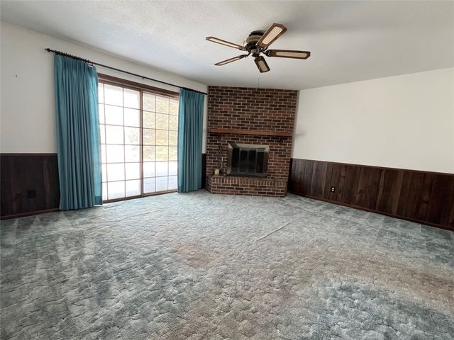 1307 W 15th Street Place S, Newton, IA 50208