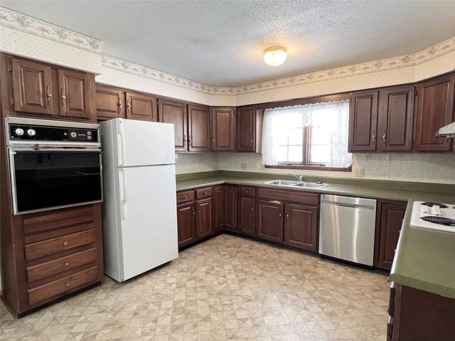 1307 W 15th Street Place S, Newton, IA 50208