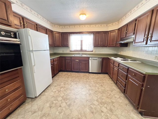 1307 W 15th Street Place S, Newton, IA 50208