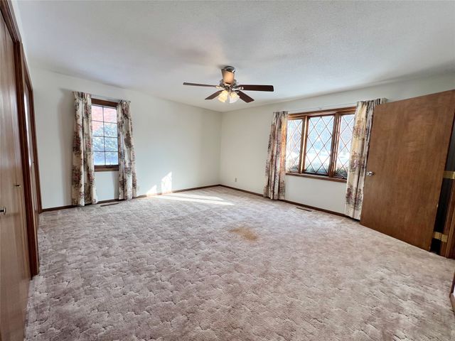 1307 W 15th Street Place S, Newton, IA 50208