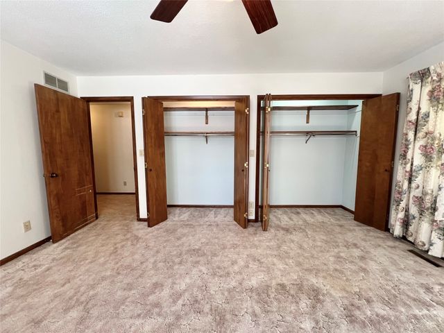 1307 W 15th Street Place S, Newton, IA 50208