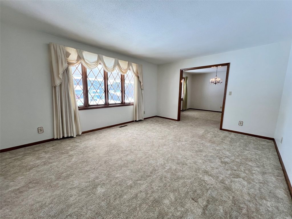 1307 W 15th Street Place S, Newton, IA 50208