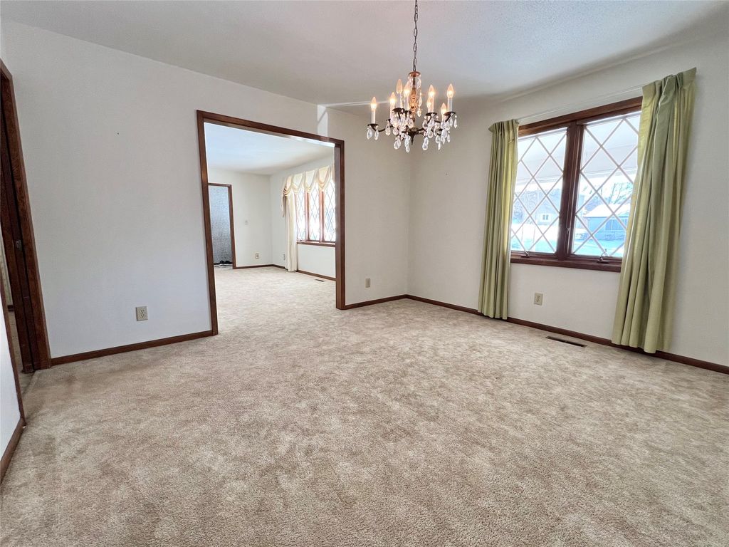 1307 W 15th Street Place S, Newton, IA 50208