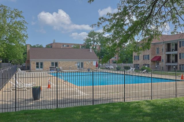 1700 Fayette Walk E, Hoffman Estates, IL 60195