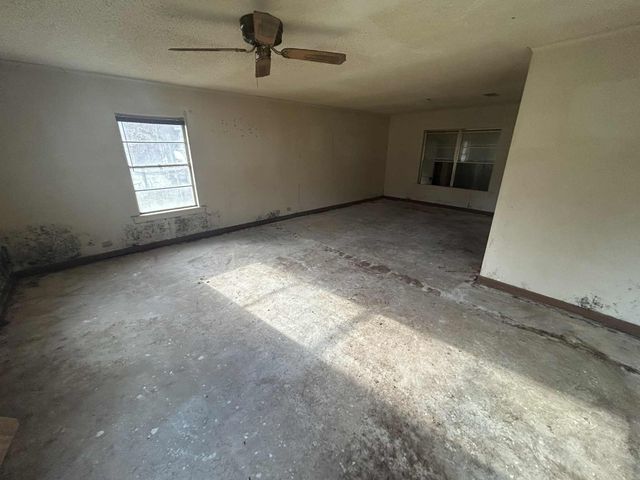 1122 E Houston, Crockett, TX 75835