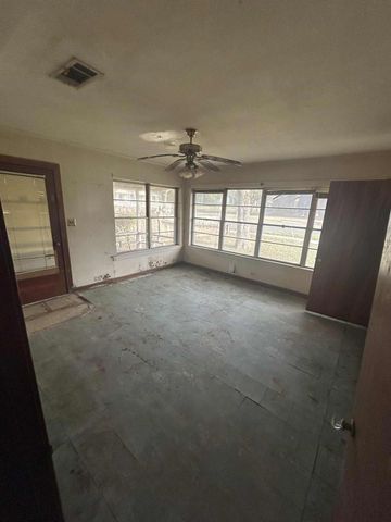 1122 E Houston, Crockett, TX 75835