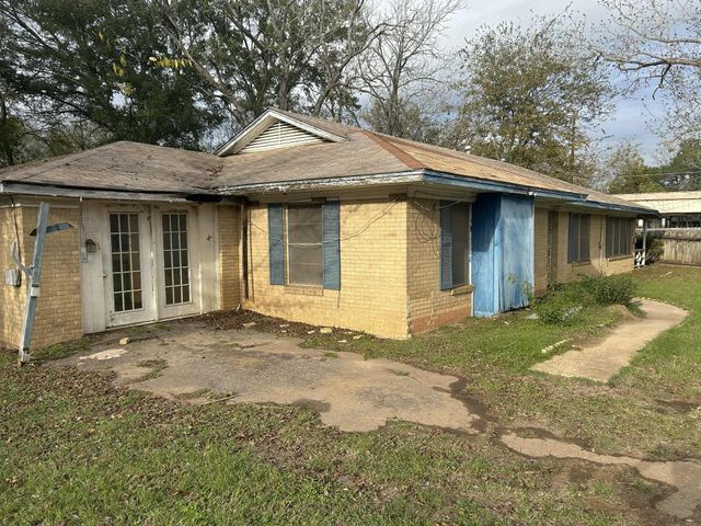 1122 E Houston, Crockett, TX 75835