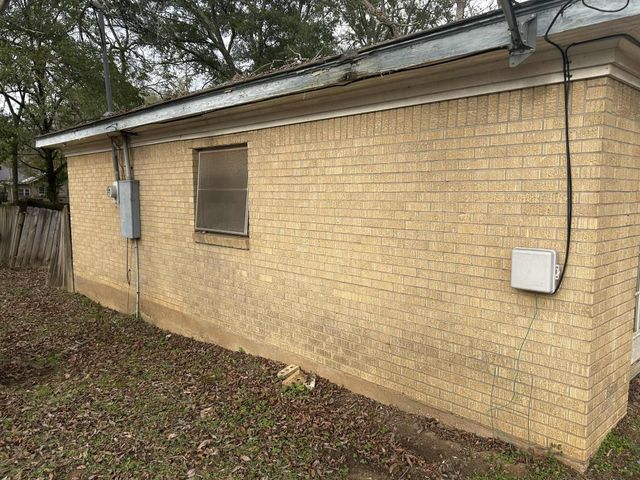 1122 E Houston, Crockett, TX 75835