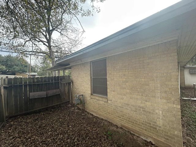 1122 E Houston, Crockett, TX 75835