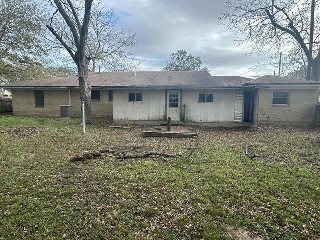 1122 E Houston, Crockett, TX 75835