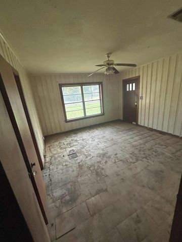 1122 E Houston, Crockett, TX 75835