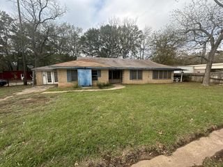 1122 E Houston, Crockett, TX 75835