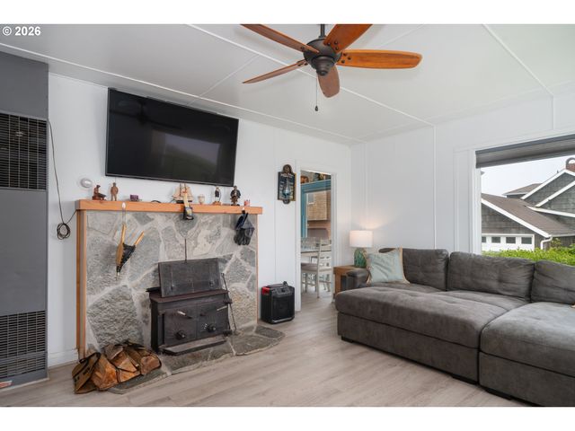 1509 Nw 39TH St, Lincoln City, OR 97367
