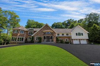 252 Mabel Place, Franklin Lakes, NJ 07417