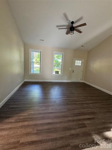 530 Oakwood Circle, Lexington, NC 27295