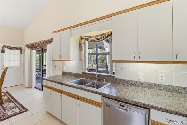 685 E Savoy Street, Lecanto, FL 34461