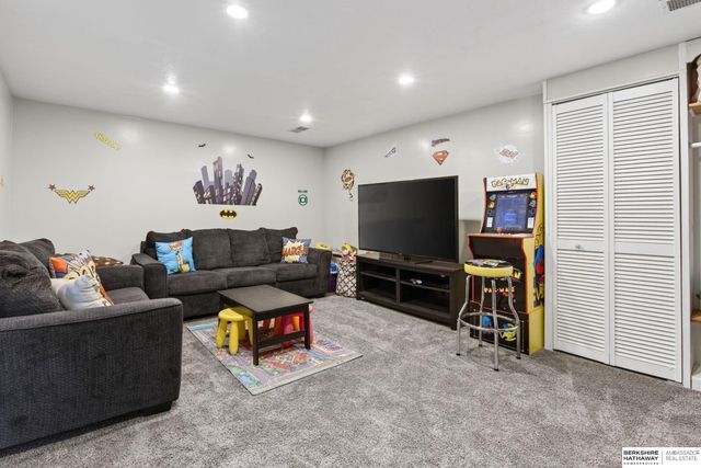 9157 Meadow Drive, Omaha, NE 68114