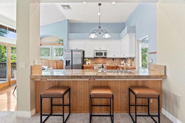100 Hensey Ct, Folsom, CA 95630