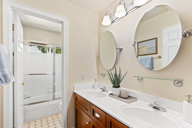 100 Hensey Ct, Folsom, CA 95630
