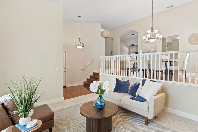 100 Hensey Ct, Folsom, CA 95630