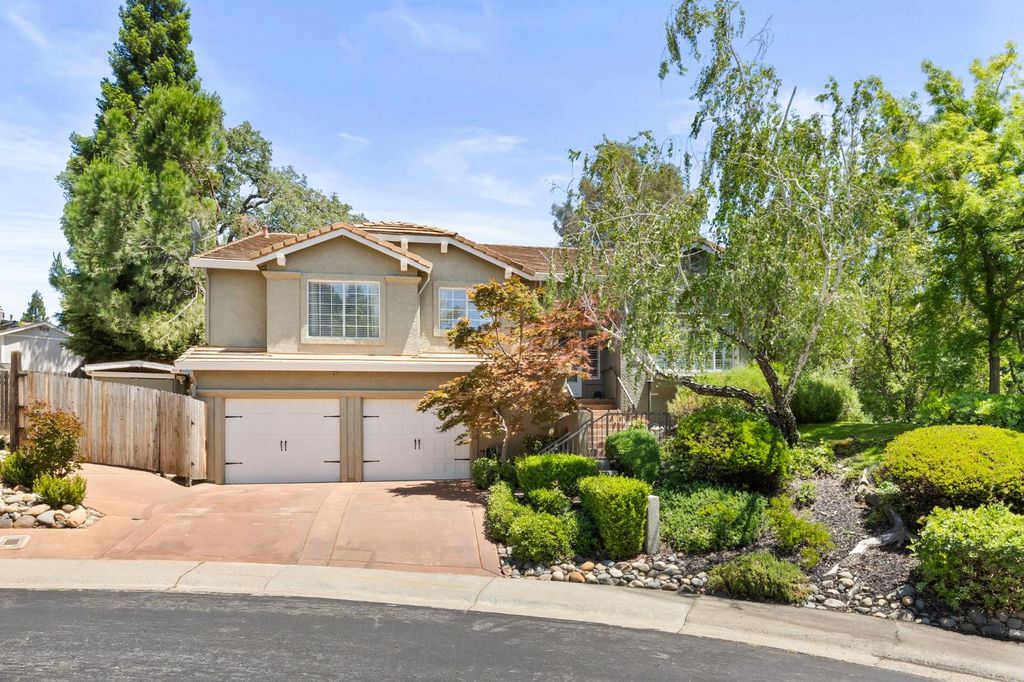 100 Hensey Ct, Folsom, CA 95630