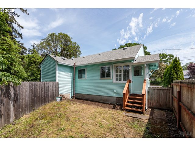 215 S 8TH St, St Helens, OR 97051