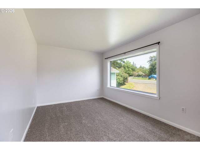 215 S 8TH St, St Helens, OR 97051