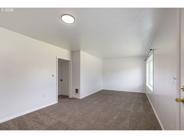 215 S 8TH St, St Helens, OR 97051