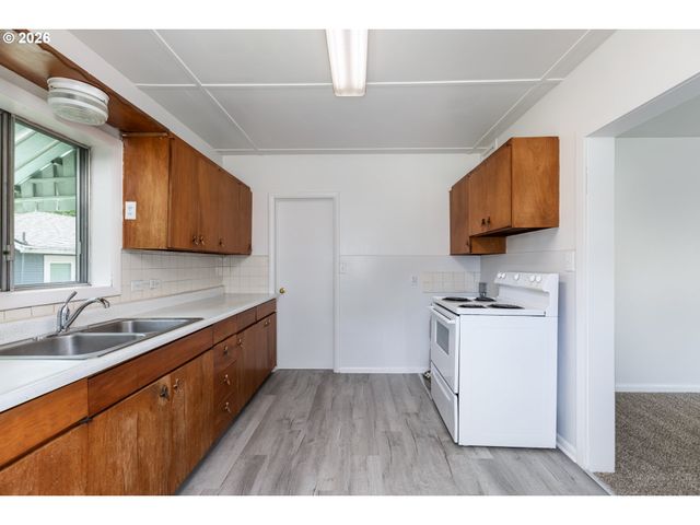 215 S 8TH St, St Helens, OR 97051