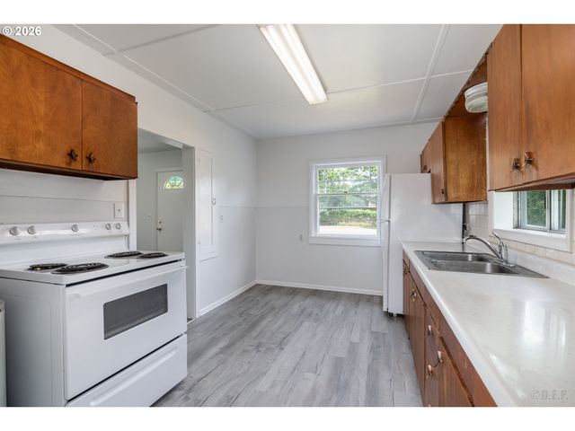 215 S 8TH St, St Helens, OR 97051