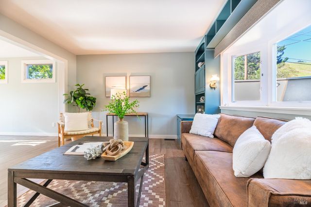 4 Galway Ln, San Rafael, CA 94903